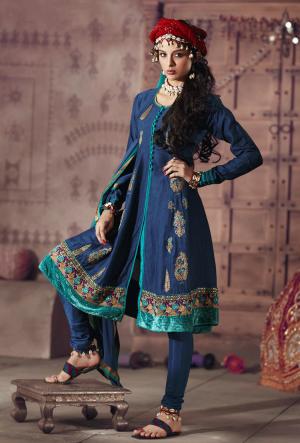Синий шёлковый наряд для индийского танца — синее платье с длинными рукавами и синие брюки