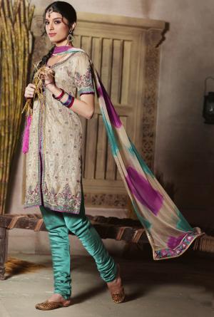 Бежевый шёлковый наряд для индийского танца — туника с короткими рукавами и брюки цвета панга