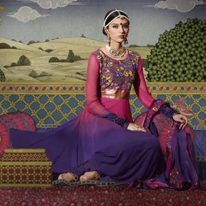 Розово-фиолетовый шёлковый наряд для индийского танца — платье с длинными полупрозрачными рукавами и фиолетовые брюки
