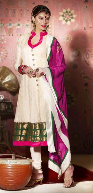 Кремовый шёлковый наряд для индийского танца — платье с рукавами три четверти и брюки