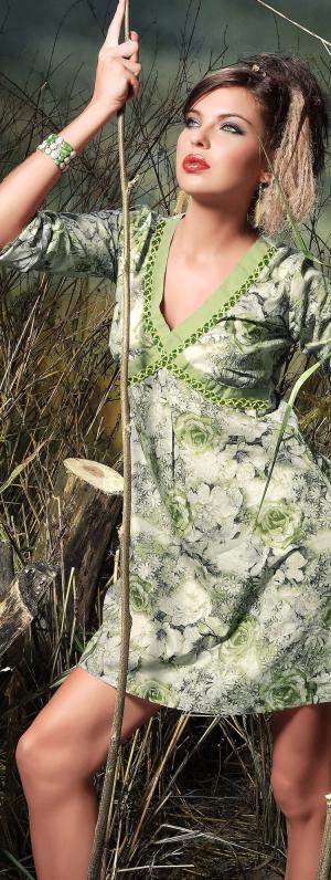 Оливковое платье из хлопка с красивыми цветами, отделкой цвета спаржи и рукавами до локтя