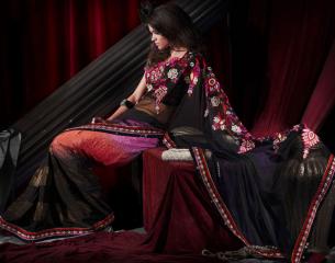 Чёрно-фиолетово-красный шёлковый наряд для индийского танца живота — полупрозрачное сари, блузка с короткими рукавами и юбка