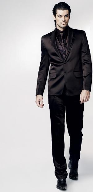 Чёрный мужской костюм-тройка (с жилетом) + рубашка + галстук
