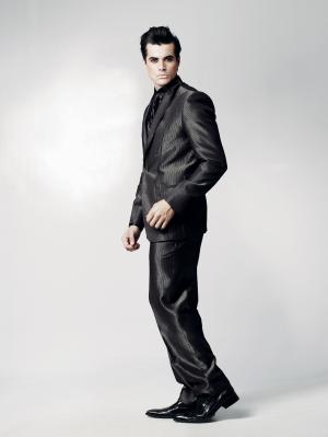 Мужской костюм-тройка (с жилетом) цвета серого асфальта + рубашка + галстук