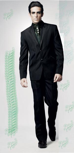 Чёрный мужской костюм-тройка (с жилетом) + рубашка + галстук с брошью